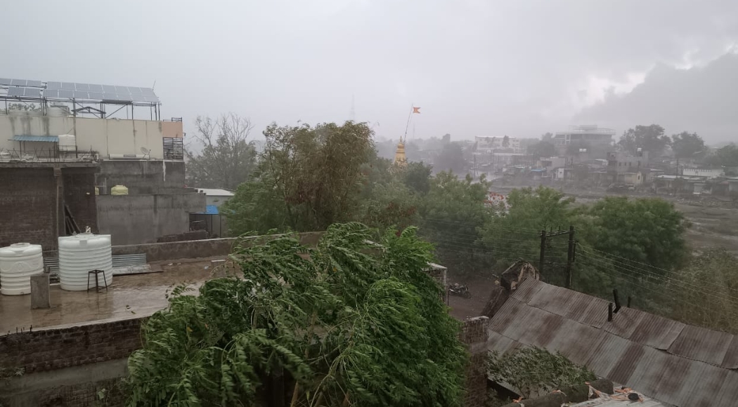 *एरंडोल तालुक्यात अवकाळीने घातला धुमाकूळ,१ बैल व ४ शेळ्या ठार, घरांची पडझड व विजेचे खांब मोडून पडले……!*