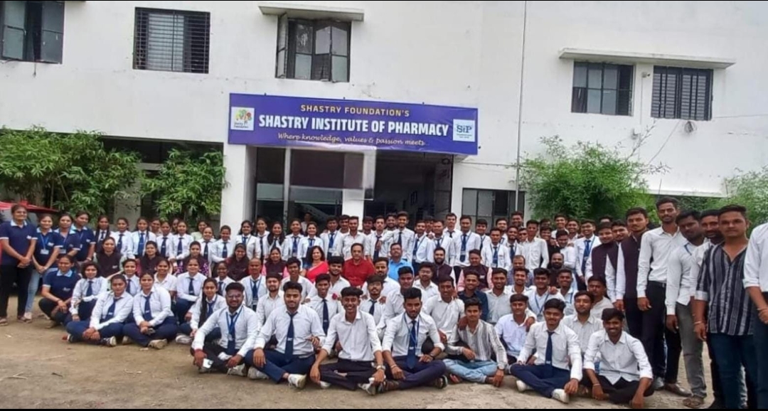 शास्त्री फार्मसीत अंतिम वर्षाच्या विद्यार्थ्यांना भावनिक निरोप तसेच यश मिळाल्यावर आई बाबांना विसरू नका असा मोलाचा सल्ला डॉ.शास्त्री यांनी दिला*