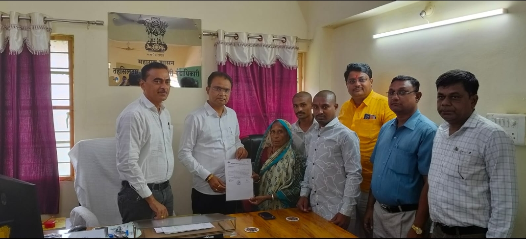 *वादळी पावसामुळे मृत्यूमुखी पडलेल्या व्यक्तींच्या वारसांना ४ लाख रुपयांचे सानुग्रह अनुदान प्रमाणपत्राचे वाटप…….!*