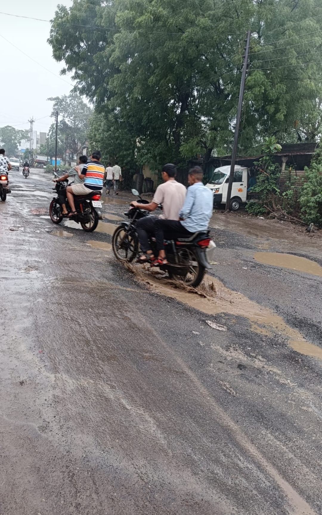 रस्त्यात खड्डे का खड्डयात रस्ता नागरिकांची चर्चा ,अधीकाऱ्यांचे दुर्लक्ष जुना कासोदा रस्ता झाला खड्डेमय …..