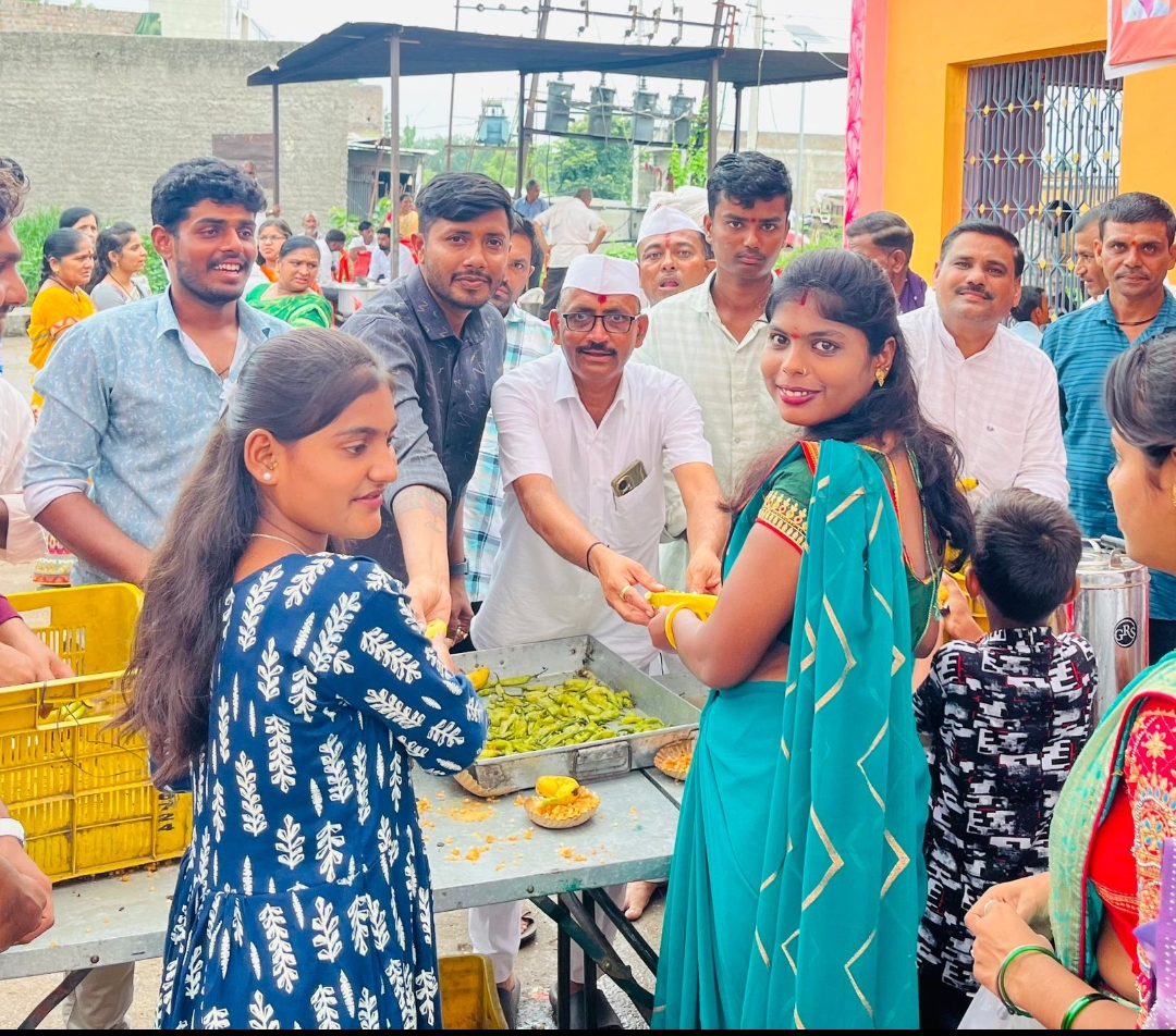 *भालगांव येथे आषाढी एकादशी यात्रोत्सव निमित्त हजारो भाविकांनी घेतले विठ्ठल रूक्मिणीचे दर्शन……..!*  *भाविकांना साडेतीन टन साबुदाणा खिचडीचे वाटप……!*