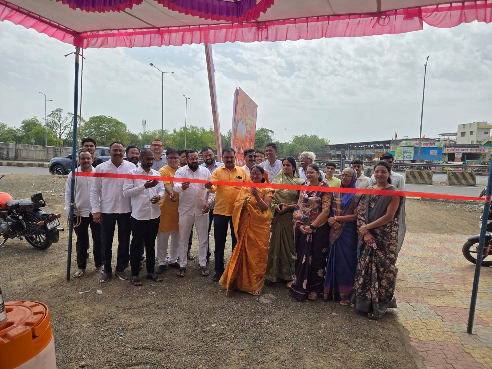 *एरंडोल पारोळा विधानसभा क्षेत्राचे माजी आमदार आबासाहेब चिमणराव पाटील यांच्या वाढदिवसानिमित्त एरंडोल शहरात विविध सामाजिक उपक्रमांचा जागर……..!*  ​ *पाणीपोईचा शुभारंभ, रुग्णांना फळवाटप आणि गरजू विद्यार्थ्यांना शैक्षणिक साहित्याचे वाटप………….!*