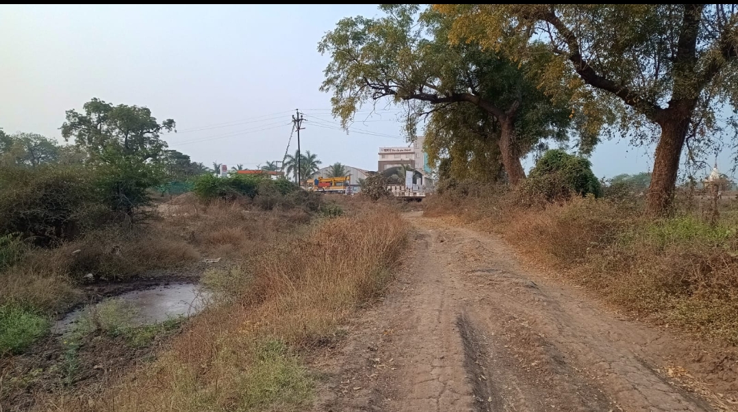*हायवे चकाकले पण बळीराजा चिखलात, एरंडोल तालुक्यातील शेत-पाणंद रस्त्यांची दयनीय अवस्था………!*  ​ *प्रशासकीय अनास्थेचा फटका,शेतीमाल डोक्यावर वाहून नेण्याची शेतकऱ्यांवर वेळ……!*