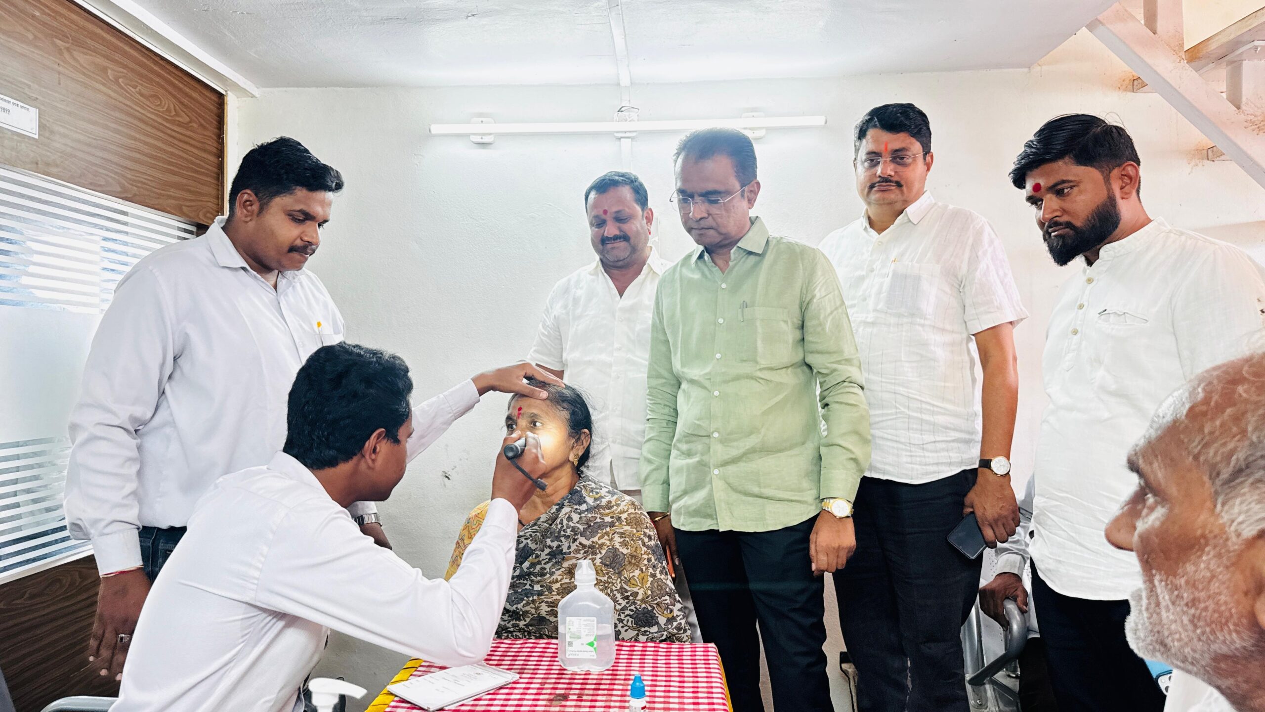 आमदार ॲड. अमोलदादा पाटील यांच्या प्रेरणेतून व कांताई नेत्रालय यांच्या संयुक्त विद्यमाने आयोजित विनामूल्य नेत्र तपासणी, मोतीबिंदू चिकित्सा व शस्त्रक्रिया शिबिर संपन्न –