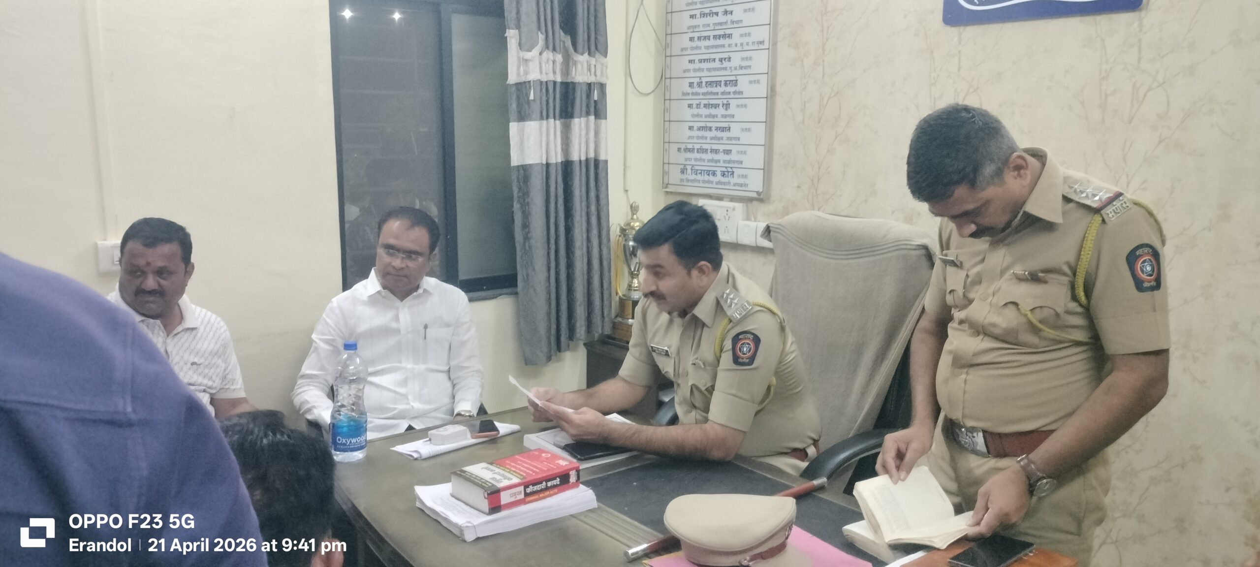 एरंडोलात खोट्या कारवाईचा बनाव करून चहा विक्रेत्याकडून ₹१० हजारांची खंडणी; आमदार अमोल पाटील यांनी चार तास पोलीस ठाण्यात ठिय्या मांडून सामान्य कार्यकर्त्याला न्याय मिळवून दिला,….