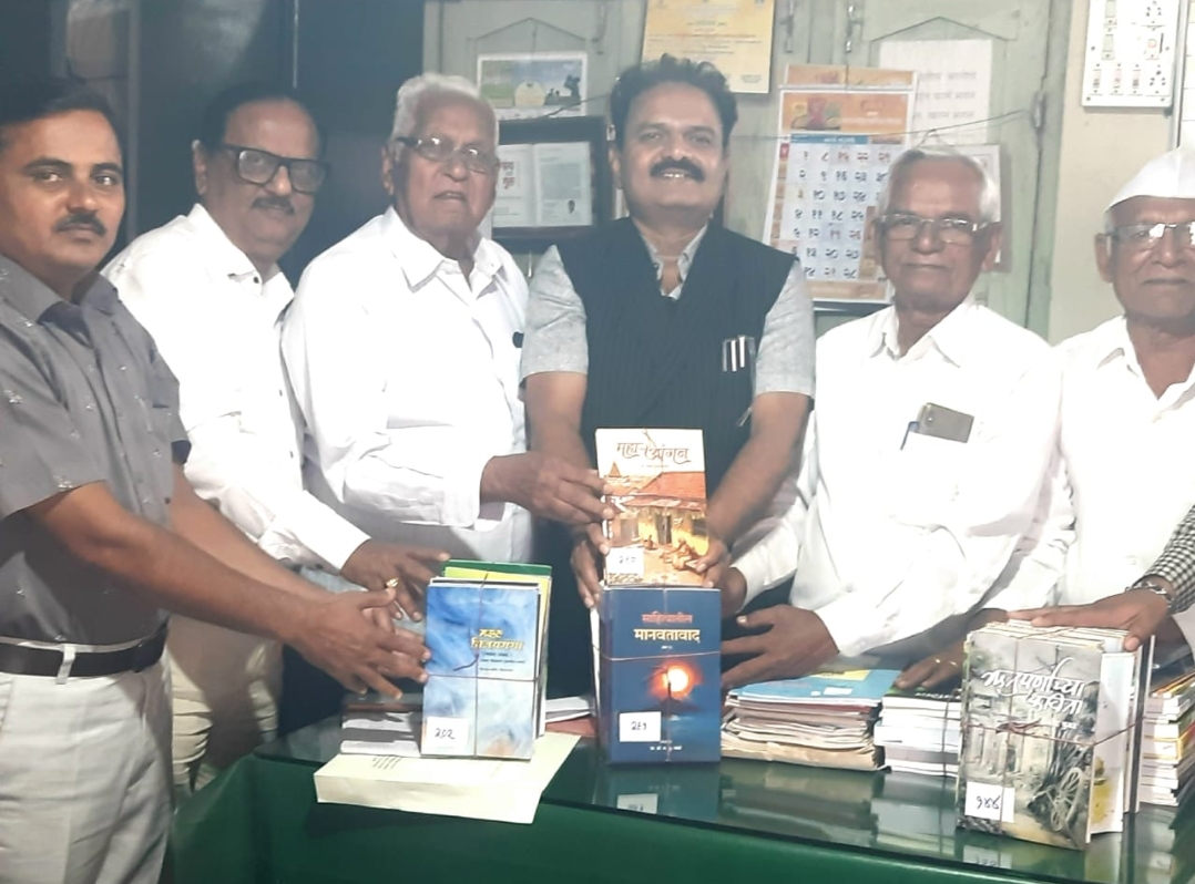 ” मोबाईलच्या विडख्यात अडकलेल्या तरुणाईला वाचन संस्कृती कडे वळवण्यासाठी ”  *मानवतावादी विचारवन्त डॉ.म.सु.पगारे यांचे ग्रंथदान*