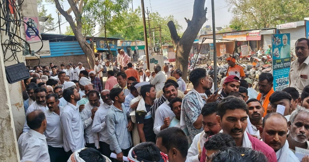 *एरंडोल येथे ज्वारी-मका खरेदीसाठी शेतकऱ्यांची प्रचंड गर्दी, ऑनलाईन बिघाडामुळे दिवसभर हाल,ऑफलाइन नोंदणीचा पर्याय……….!*