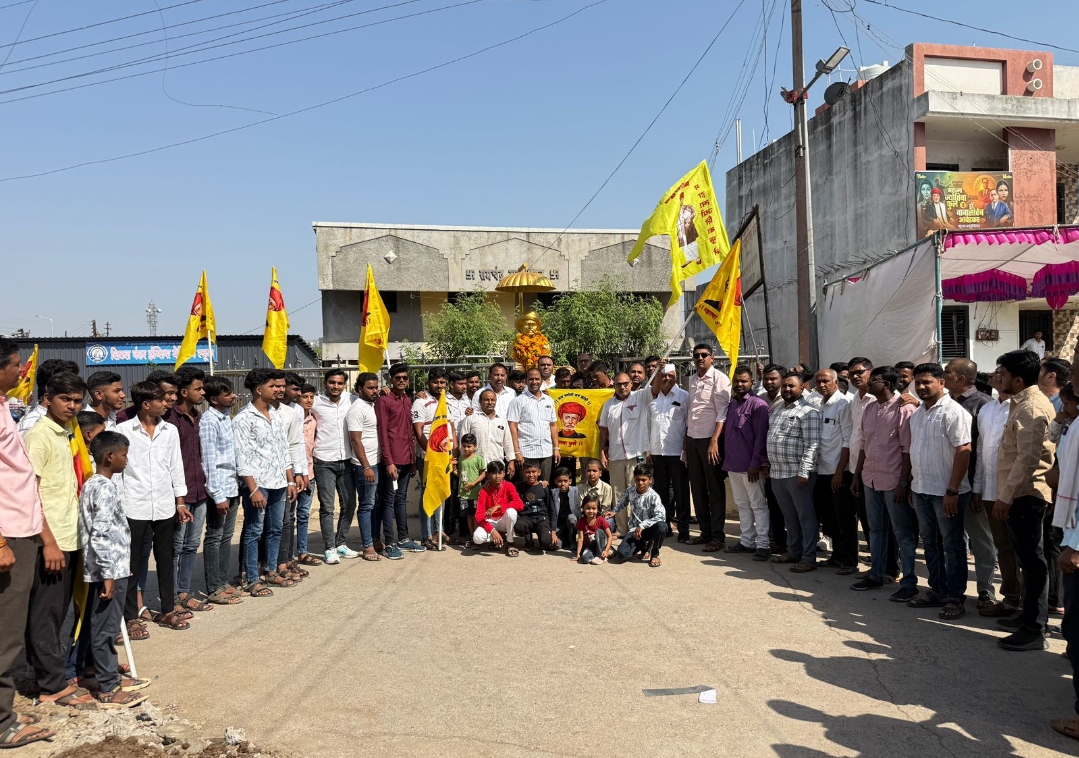 *एरंडोलमध्ये क्रांतीसूर्य महात्मा फुले यांची १९९ वी जयंती उत्साहात साजरी…….!*  ​ *भव्य दुचाकी रॅली, रक्तदान शिबिर आणि सवाद्य मिरवणुकीने शहर दुमदुमले, ६५ दात्यांचे रक्तदान……..!*