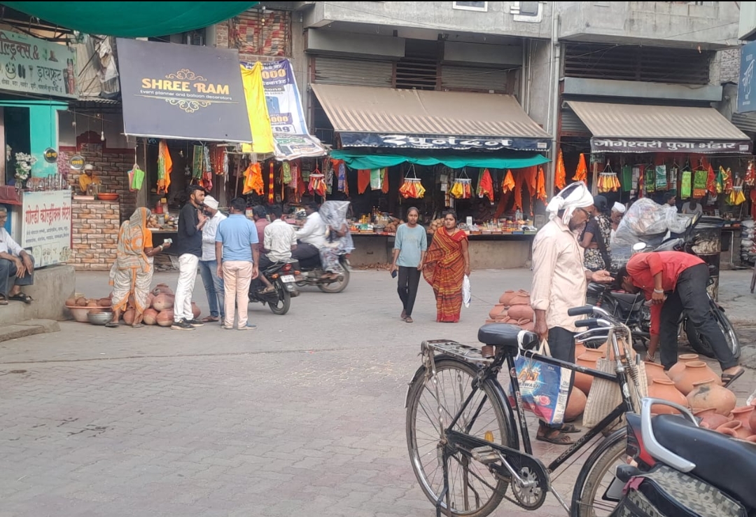 *एरंडोल येथे अक्षयतृतीयेसाठी मातीच्या घागरी,आंबे,डांगर व इतर वस्तू खरेदीसाठी बाजारपेठेत ग्राहकांची गर्दी…………!*