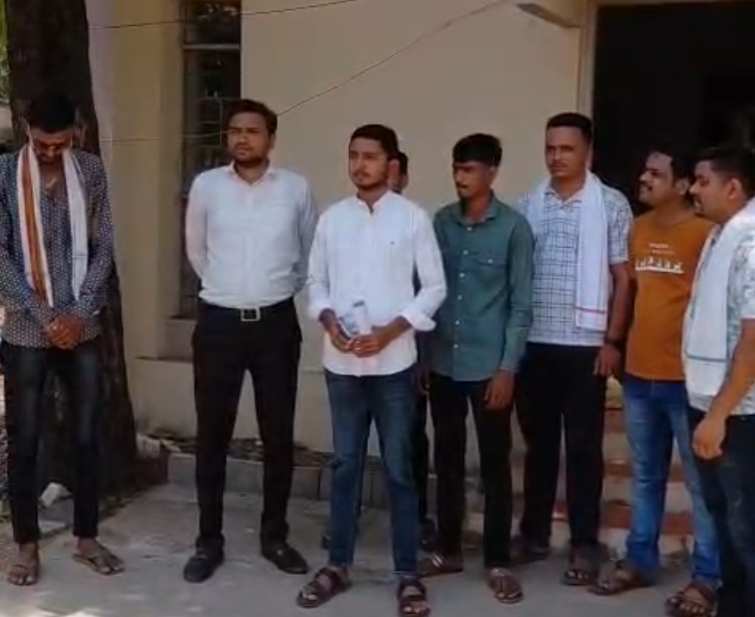 सोलर प्रकरणाच्या सबसिडीसाठी नागरिकांकडून २ हजार रुपये लाचेची मागणी……….!*  *एरंडोल येथील नगरसेवक नितेश चौधरी यांचा पत्र परिषदेत सनसनाटी आरोप………!*