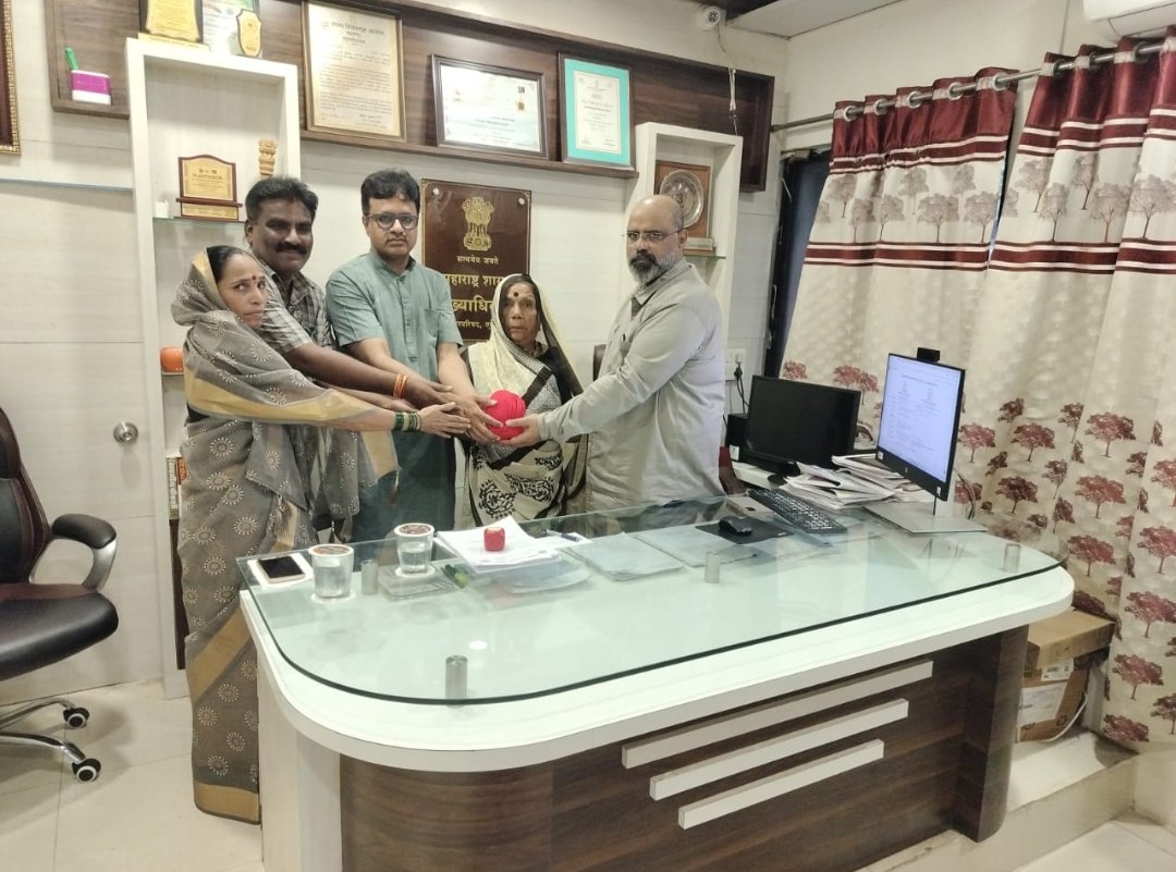 शहीद राजेंद्र धनाजी ठाकरे यांच्या स्मृतींना अभिवादन; स्मारकासाठी पवित्र माती संकलित  एरंडोल प्रतिनिधी =